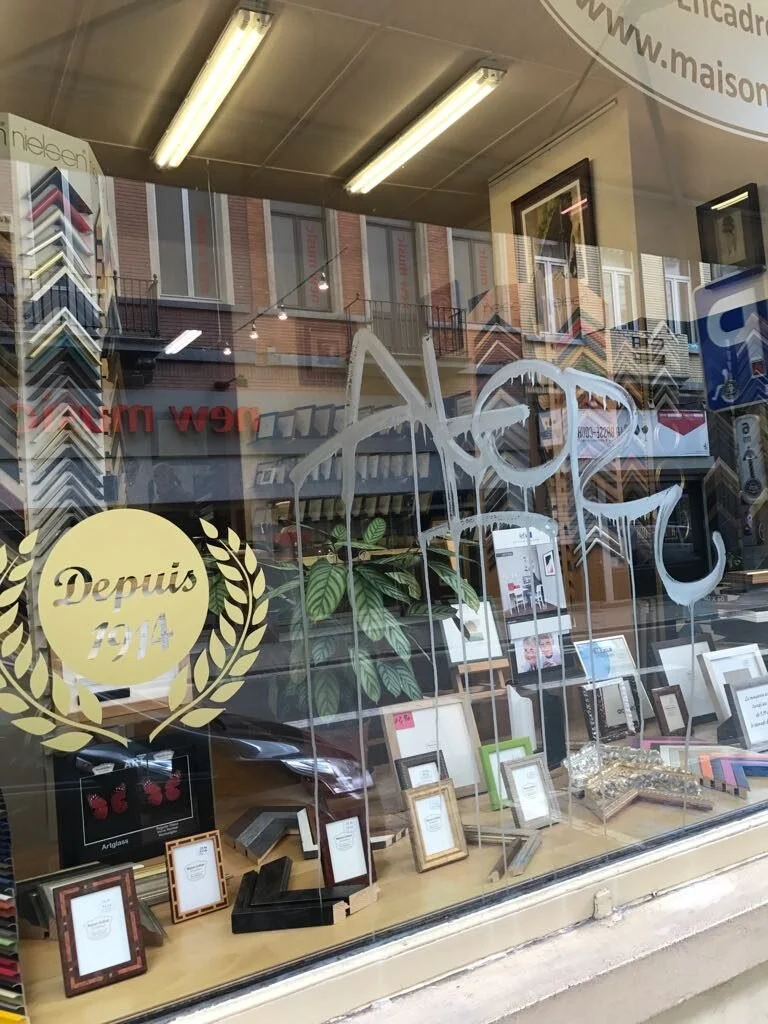 Traitement de tags à l'acide sur vitrine
